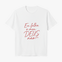 Camiseta com estampa frontal de texto "Eu falho, o meu DEUS não." e estampa traseira com logotipo estilizado, incluindo um emblema de cruz e coroa acima de "Santa Veste".