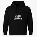 Moletom com estampa frontal de "Vybe de Quebrada" com coroa estilizada e detalhes, e estampa traseira da mesma frase enfatizada com fontes dinâmicas.