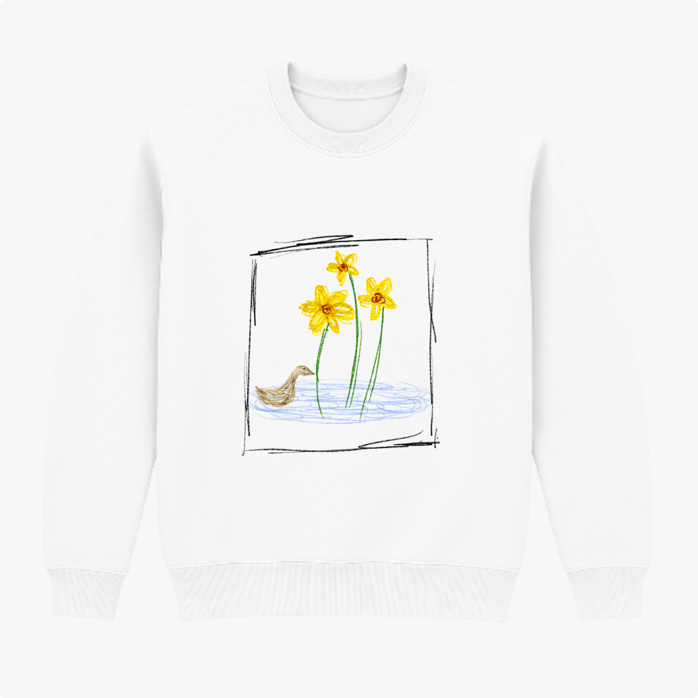 Moletom com estampa frontal de flores detalhadas sobre um lago, com um pássaro próximo à margem, compondo um cenário natural harmonioso.