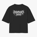 Camiseta com estampa frontal de texto estilizado "Pântano 3000" em um design de respingos e estampa traseira com padrão abstracto intrincado com elementos pontiagudos.