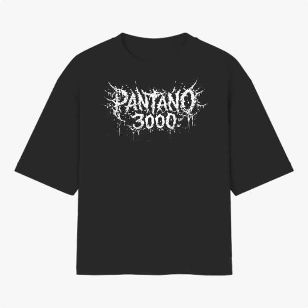 Camiseta com estampa frontal de texto estilizado "Pântano 3000" em um design de respingos e estampa traseira com padrão abstracto intrincado com elementos pontiagudos.