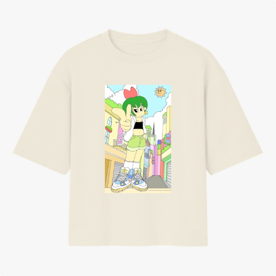 Camiseta com estampa frontal de uma personagem de cabelo verde em posição destacada, com um sol sorridente e prédios ao fundo sob um céu claro.