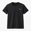 Camiseta com estampa frontal de contorno de montanha estilizada acompanhada pela palavra "MAPS" abaixo, em design discreto próximo ao peito.