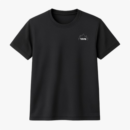 Camiseta com estampa frontal de contorno de montanha estilizada acompanhada pela palavra "MAPS" abaixo, em design discreto próximo ao peito.