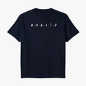 Camiseta com estampa frontal de letras estilizadas alinhadas com pontos coloridos entre elas, formando a palavra "B O B A T H".