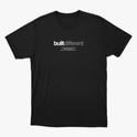 Camiseta com estampa frontal de texto estilizado "built different" acompanhado de frases menores alinhadas abaixo, sugerindo um conceito único e marcante.