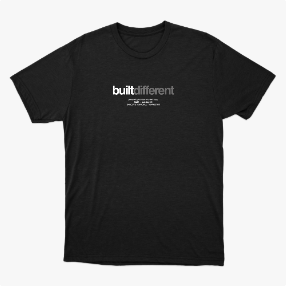 Camiseta com estampa frontal de texto estilizado "built different" acompanhado de frases menores alinhadas abaixo, sugerindo um conceito único e marcante.