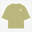 Camiseta com estampa frontal de um logotipo e nome em tamanho pequeno e estampa traseira de um piloto em ação com texto estilizado ao fundo.