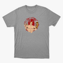 Camiseta com estampa frontal de guerreiro musculoso segurando uma arma sobre fundo circular e estampa traseira de personagem em pose poderosa com texto.