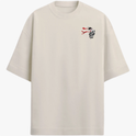 Camiseta com estampa frontal de cabeça estilizada com detalhes vermelhos e estampa traseira de personagem sobre cidade com sol poente e caracteres gráficos.