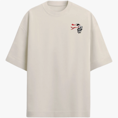 Camiseta com estampa frontal de cabeça estilizada com detalhes vermelhos e estampa traseira de personagem sobre cidade com sol poente e caracteres gráficos.
