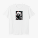 Camiseta com estampa frontal de figura histórica estilizada com efeito glitch e visual pixelado, destacando óculos escuros e cabelos esvoaçantes.