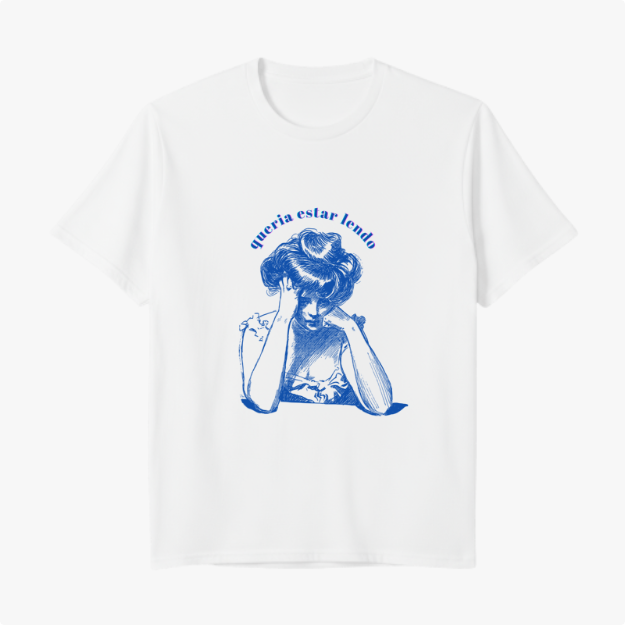 Camiseta com estampa frontal de ilustração estilo retrô de mulher apoiando a cabeça nas mãos, acompanhada da frase "queria estar lendo" acima.