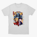 Camiseta com estampa frontal de três personagens em estilo animado, cercados por símbolos místicos e letras verticais estilizadas à esquerda.