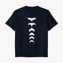 Camiseta com estampa frontal de silhuetas de pássaros em posição de voo decrescente e setas estilizadas apontando para baixo em sequência.