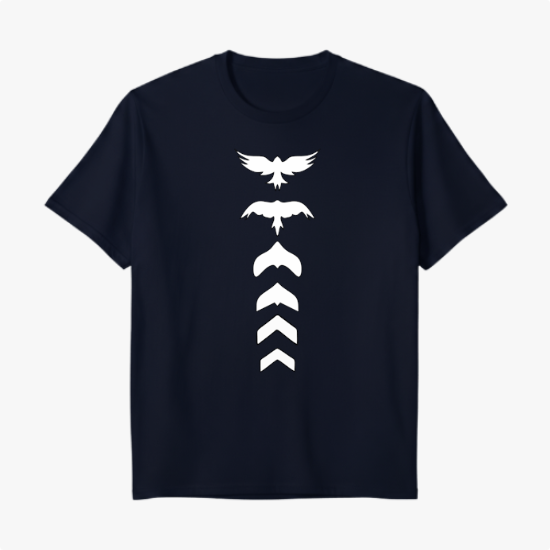 Camiseta com estampa frontal de silhuetas de pássaros em posição de voo decrescente e setas estilizadas apontando para baixo em sequência.