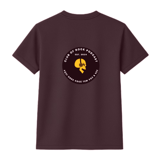 Camiseta com estampa frontal de um emblema circular com crânio e fones, acompanhado de texto "CLUB OF ROCK PODCAST" e "EST. 2K24". Mesma estampa traseira.