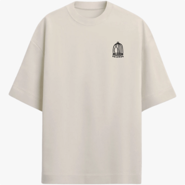 Camiseta com estampa frontal de gaiola com a palavra "RECORDS" e estampa traseira de coração em mosaico rodeado por padrões geométricos vibrantes.