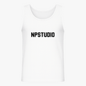 Regata com estampa frontal de letras grandes formando a palavra "NPSTUDIO" em um estilo de fonte negrito e moderno, centralizadas e visíveis.