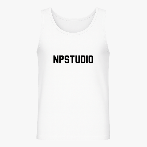 Regata com estampa frontal de letras grandes formando a palavra "NPSTUDIO" em um estilo de fonte negrito e moderno, centralizadas e visíveis.