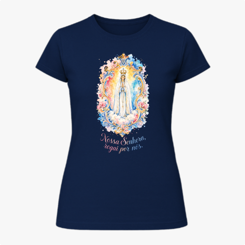 Camiseta com estampa frontal de imagem de Nossa Senhora em moldura colorida com flores e frase "Nossa Senhora, rogai por nós" e estampa traseira de logotipo com cruz e texto.