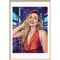 Quadro com estampa frontal de ilustração vibrante de uma mulher sorridente em ambiente urbano noturno, com letreiros luminosos coloridos ao fundo.