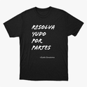Camiseta com estampa frontal de texto estilizado "RESOLVA TUDO POR PARTES" seguido pela assinatura "-Gisele Sincerona".