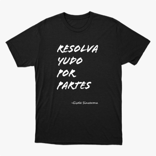 Camiseta com estampa frontal de texto estilizado "RESOLVA TUDO POR PARTES" seguido pela assinatura "-Gisele Sincerona".