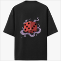 Camiseta com estampa frontal de linha abstrata com figura estilizada e estampa traseira de dado vermelho rodeado por fumaça em tons ondulantes.