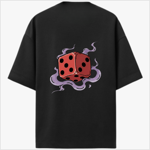 Camiseta com estampa frontal de linha abstrata com figura estilizada e estampa traseira de dado vermelho rodeado por fumaça em tons ondulantes.