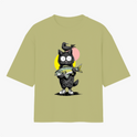 Camiseta com estampa frontal de um personagem peludo segurando um peixe, com um pássaro pousado na cabeça, sobre círculos amarelo e rosa.