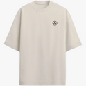 Camiseta com estampa frontal de logo minimalista e estampa traseira de leopardo majestoso em ambiente selvagem com folhagens e palmeiras ao fundo.