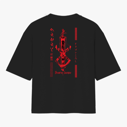 Camiseta com estampa frontal de um emblema circular detalhado em preto e vermelho e estampa traseira de espada estilizada com texto em japonês em vermelho.