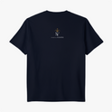 Camiseta com estampa frontal de contorno de figuras icônicas abraçando um bebê e texto abaixo, e estampa traseira de logo estilizado com coroa acima de texto.