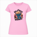 Camiseta com estampa frontal de personagem azul usando chapéu de cowboy, cercado por cactos e pôr do sol, com as palavras "WILD WEST WHIMSY".
