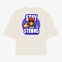 Camiseta com estampa frontal de logotipo estilizado e estampa traseira de macaco com boné e óculos, em frente a um círculo, com a frase "STAY STRONG".