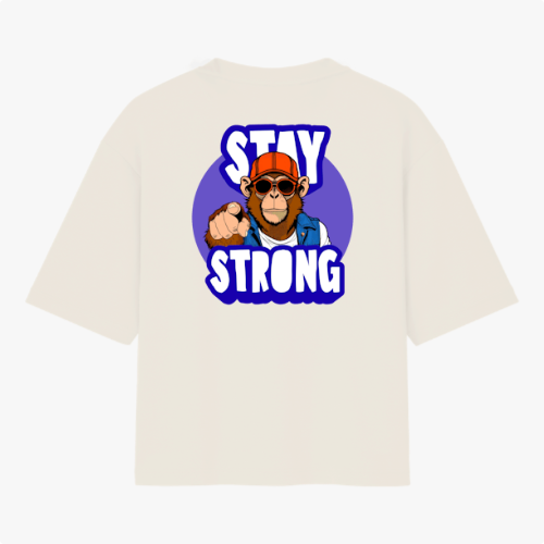Camiseta com estampa frontal de logotipo estilizado e estampa traseira de macaco com boné e óculos, em frente a um círculo, com a frase "STAY STRONG".