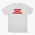 Camiseta com estampa frontal de texto em destaque que diz "CASADO COM O PROBLEMA", com letras em negrito dispostas em três linhas.