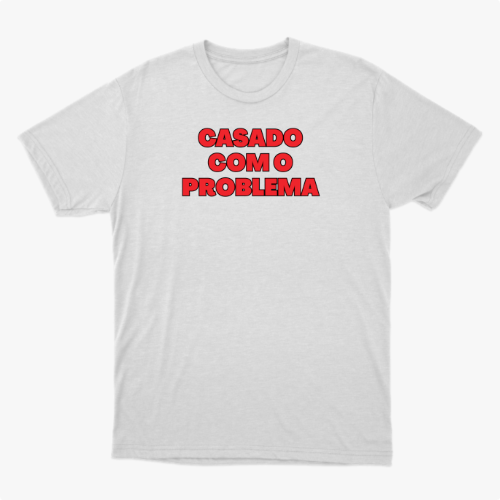 Camiseta com estampa frontal de texto em destaque que diz "CASADO COM O PROBLEMA", com letras em negrito dispostas em três linhas.