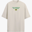 Camiseta com estampa frontal de frase junto a símbolo nacional e estampa traseira de inscrição religiosa seguida pelos números 33 e 12 em destaque.