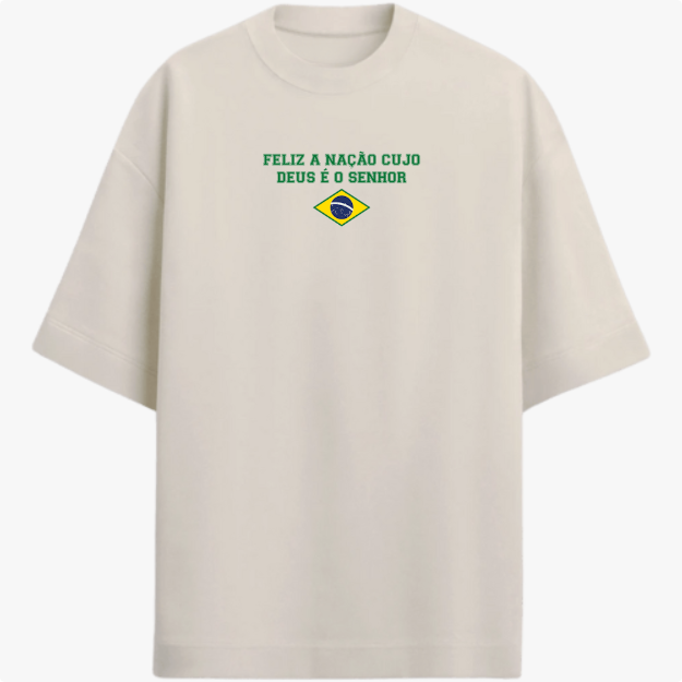 Camiseta com estampa frontal de frase junto a símbolo nacional e estampa traseira de inscrição religiosa seguida pelos números 33 e 12 em destaque.