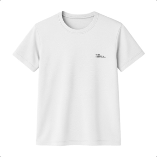 Camiseta com estampa frontal de pequenas letras discretas posicionadas no lado esquerdo do peito, proporcionando um visual minimalista e moderno.