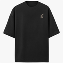 Camiseta com estampa frontal de desenho minimalista de pássaros em voo e estampa traseira de figura sombria com sorriso largo e homem pensativo ao centro.