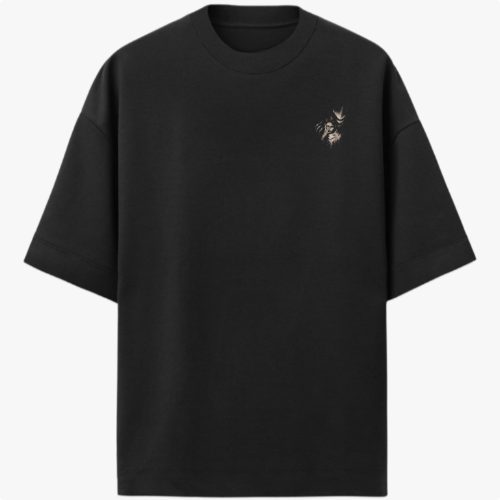 Camiseta com estampa frontal de desenho minimalista de pássaros em voo e estampa traseira de figura sombria com sorriso largo e homem pensativo ao centro.