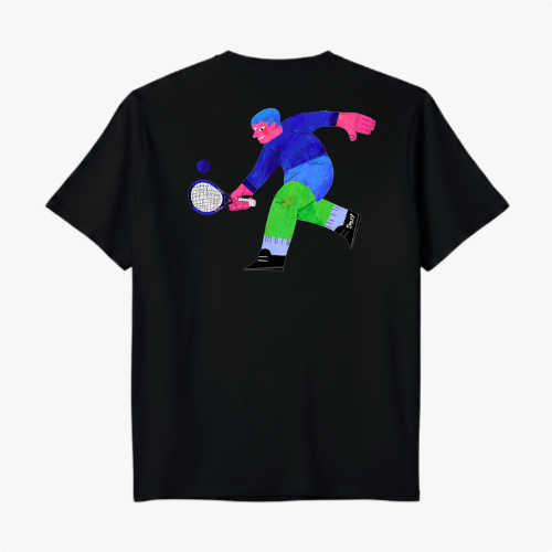 Camiseta com estampa frontal de lettering colorido e elementos circulares, e estampa traseira de personagem em ação jogando squash com raquete e bola.