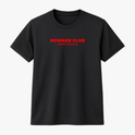 Camiseta com estampa frontal de texto "ROWKER CLUB SPORT DIVISION" em letras destacadas e estampa traseira de três globos acima do mesmo texto.