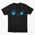 Camiseta com estampa frontal de olhos grandes com expressão intensa, detalhes de gotas simulando tinta escorrendo, e um leve destaque no brilho dos olhos.