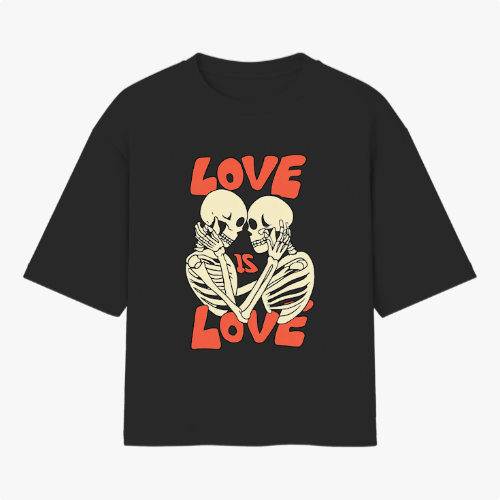 Camiseta com estampa frontal de dois esqueletos encarando-se carinhosamente, cercados pela frase "LOVE IS LOVE" em letras estilizadas e destacadas.