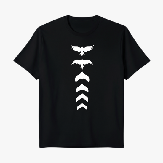 Camiseta com estampa frontal de silhuetas de pássaros em posição de voo decrescente e setas estilizadas apontando para baixo em sequência.