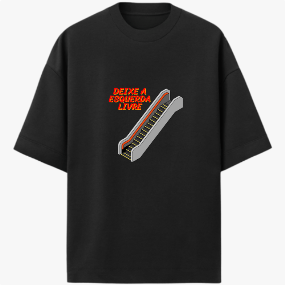 Camiseta com estampa frontal de escada rolante e frase "DEIXE A ESQUERDA LIVRE", em estilo tipográfico destacado ao lado da ilustração.
